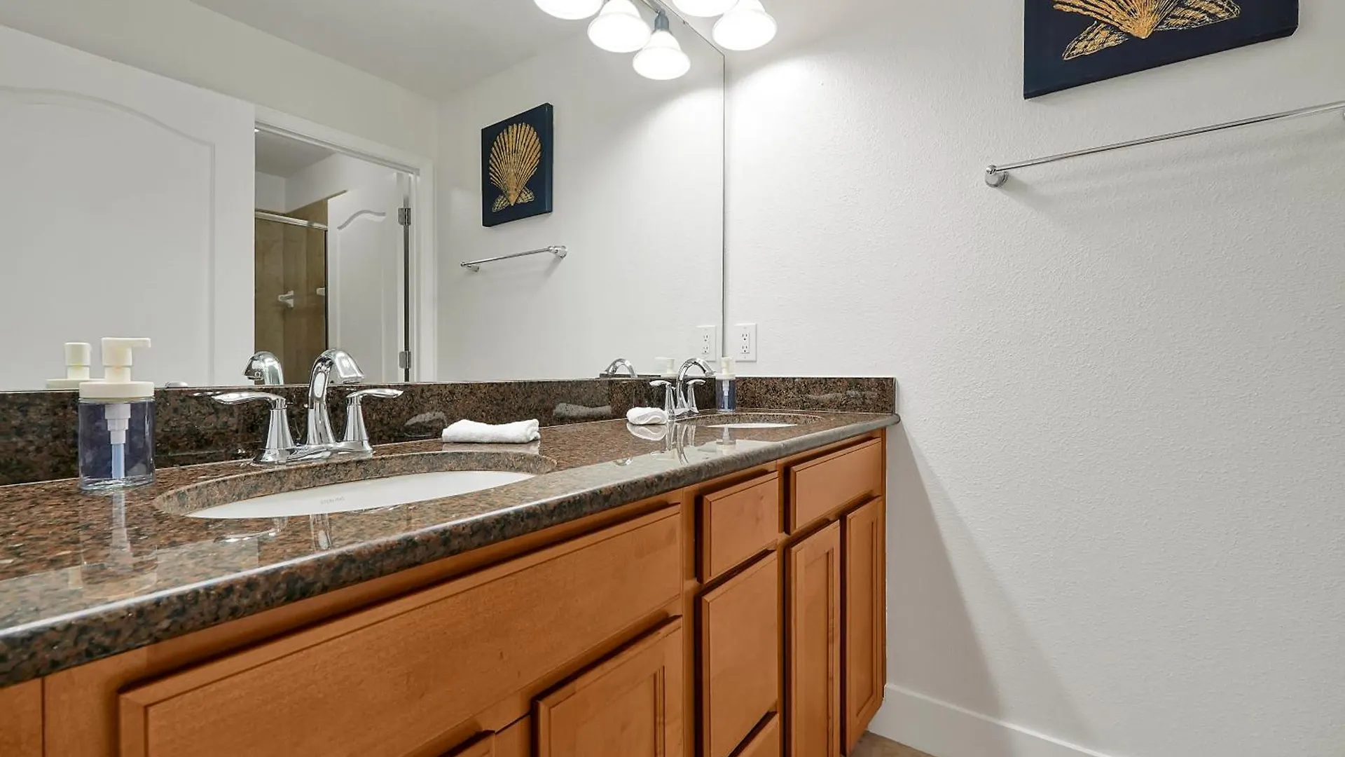 Stylish & Cozy Retreat Prime Location Fully Equipped
