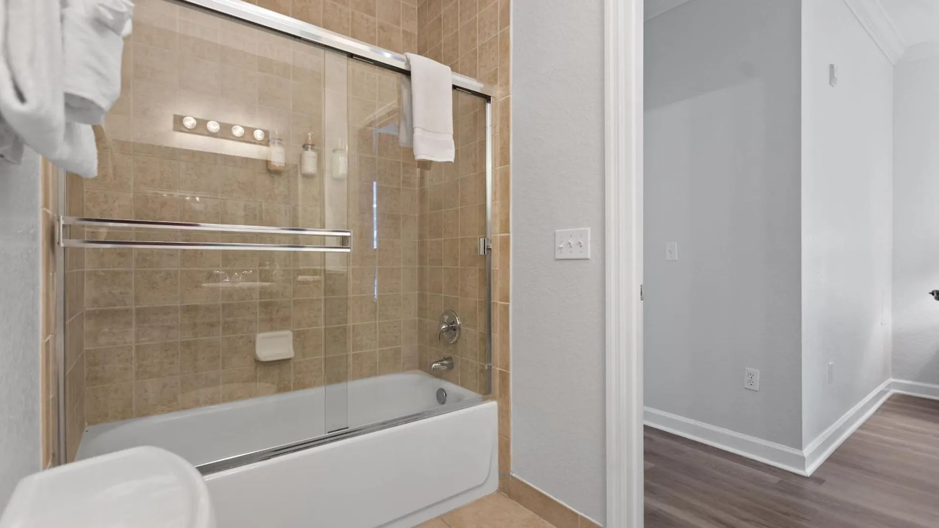Near W/ Pool-3br/2ba-spacious & Cozy *
