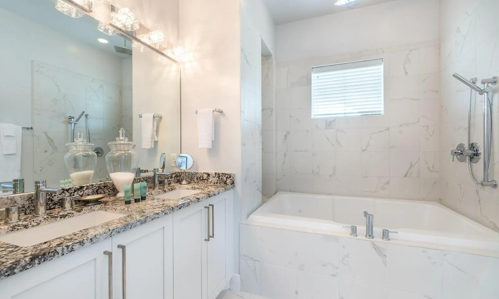 Ferienhaus Charming 6 Bdrm With Water Views At Reunion