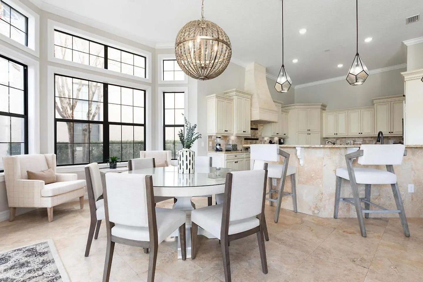 Luxury 5 Bdrm With Elegant Living Space At Reunion Feriehus