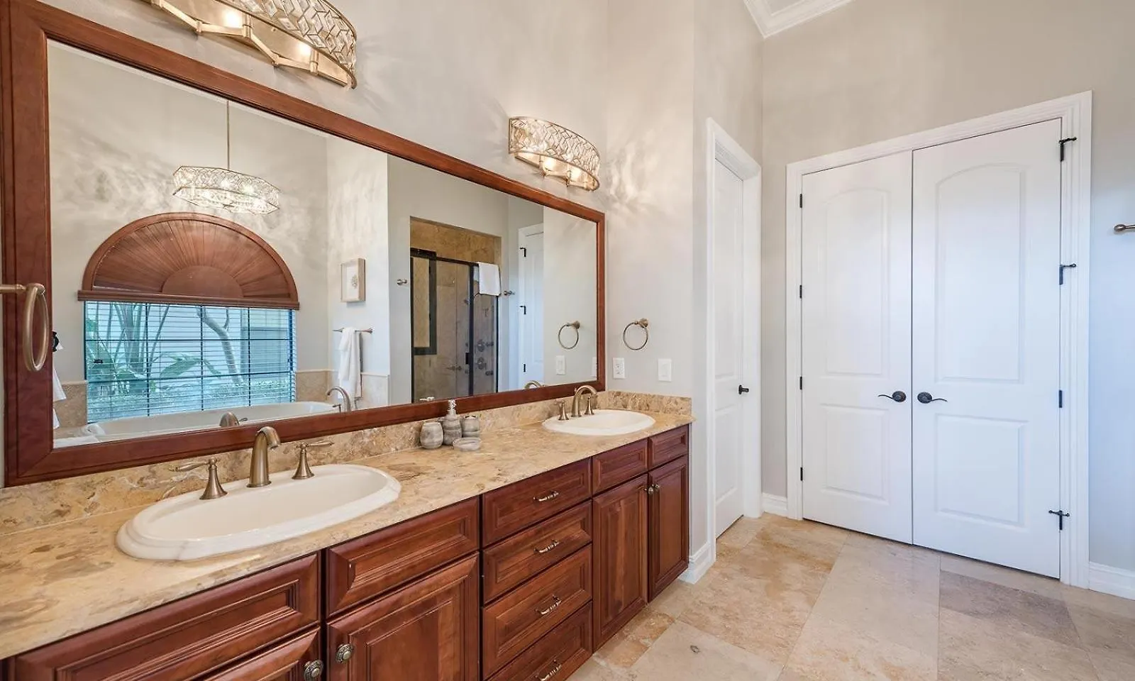 Luxury 5 Bdrm With Elegant Living Space At Reunion Feriehus *