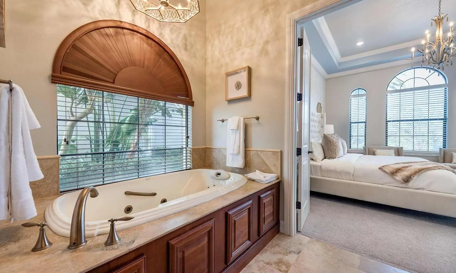 Luxury 5 Bdrm With Elegant Living Space At Reunion