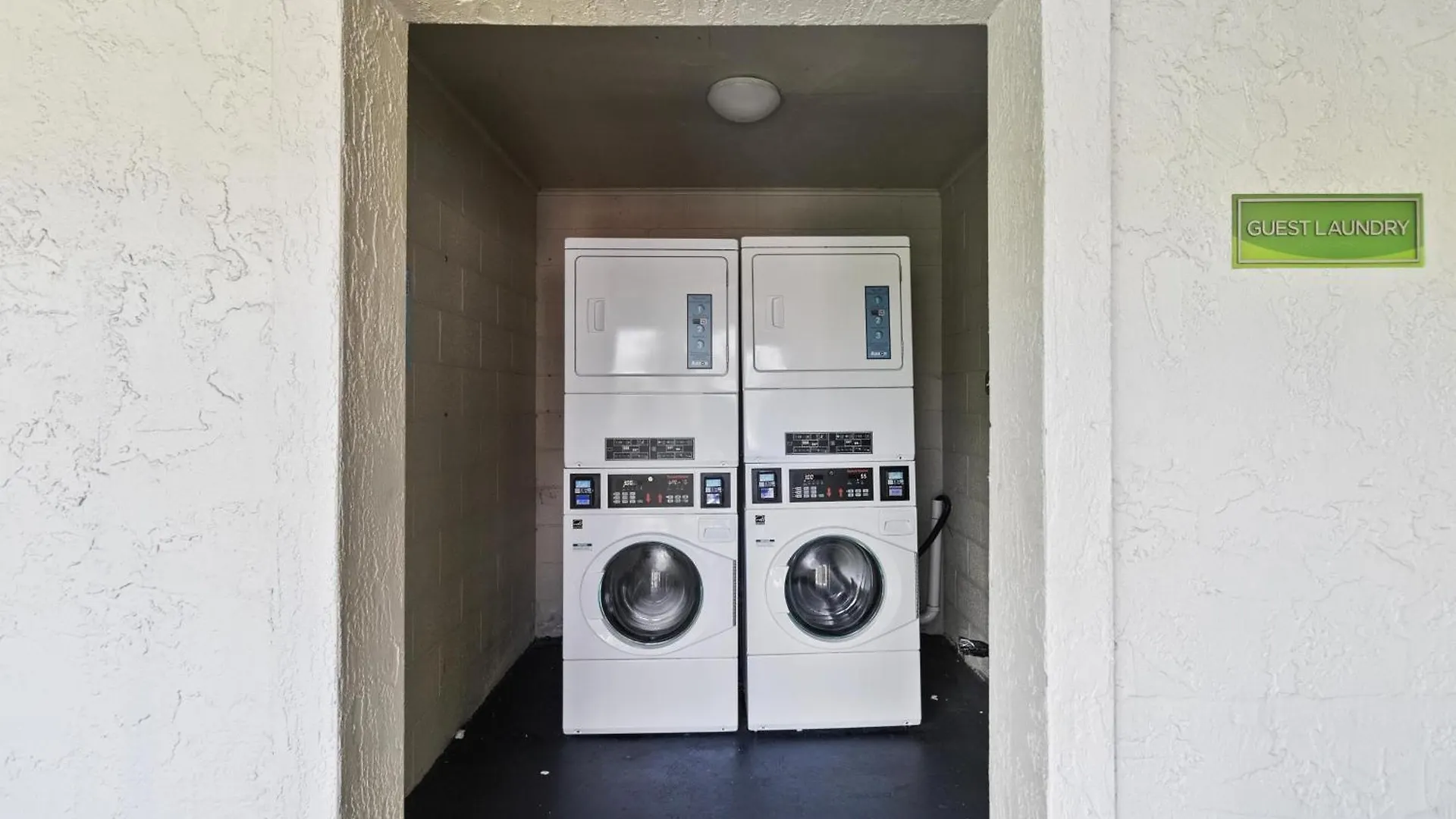 1-1 Condo-hotel With Double Bed And Community Pool Miles From Disney! Apartment