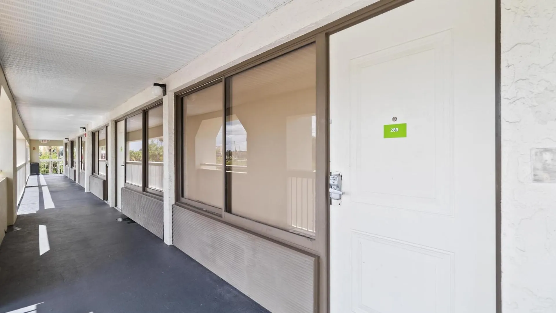 1-1 Condo-hotel With Double Bed And Community Pool Miles From Disney! * Kissimmee