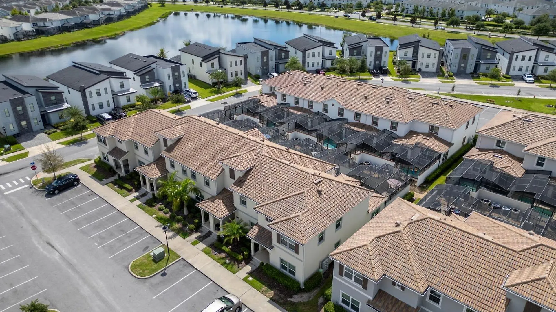 Renewed Luxury Townhouse With Private Pool *