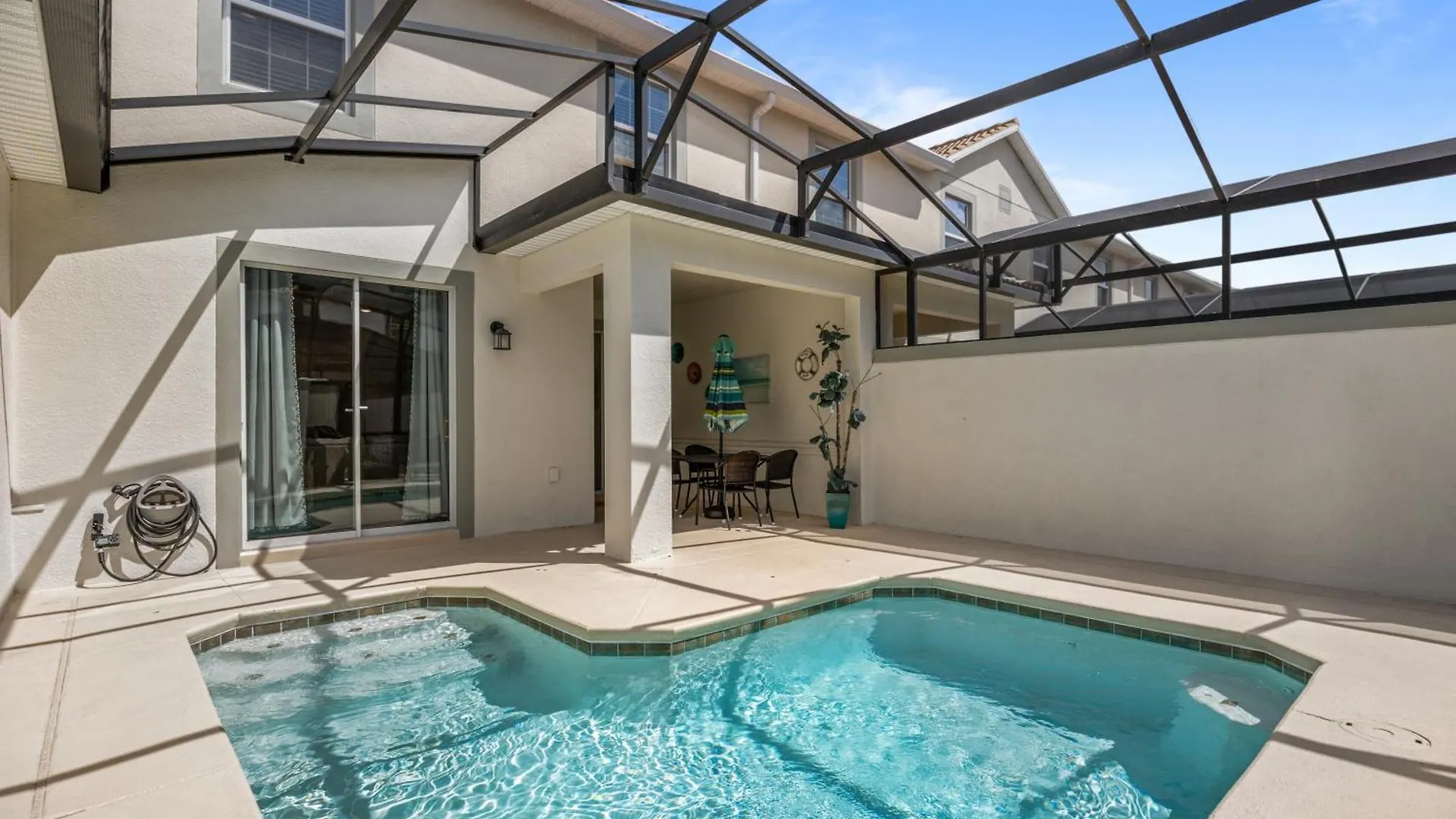Vakantiehuis Renewed Luxury Townhouse With Private Pool