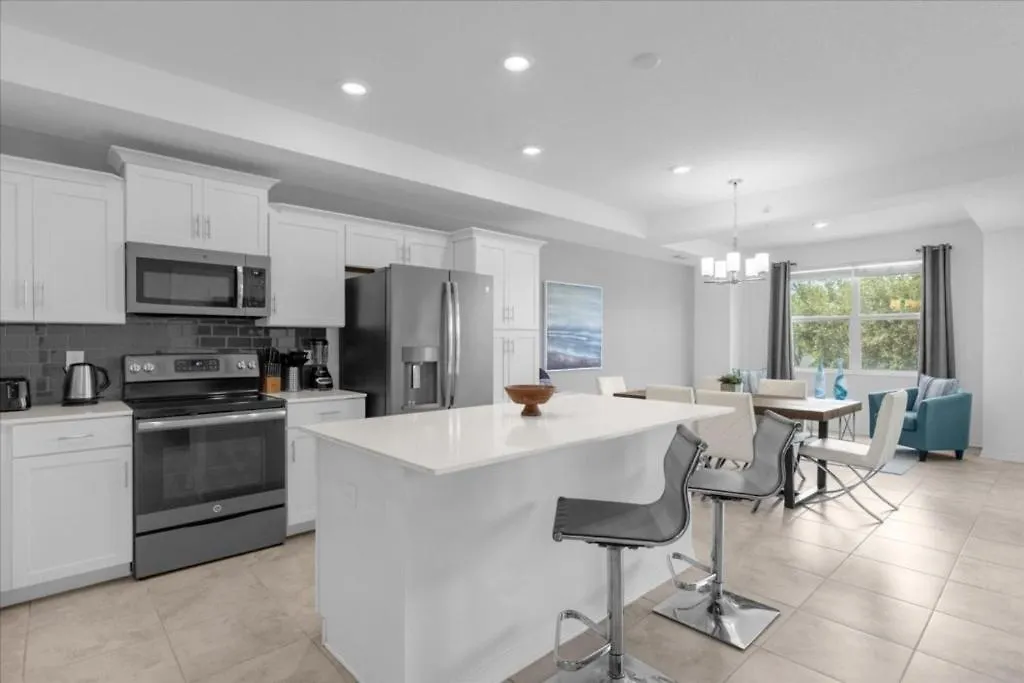 2 Bedrooms- 2 Bathrooms- Storey 4751-207 Ct * קיסימי