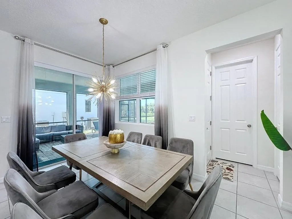 Luxury 6 Bed With Pool In Solara Willa *