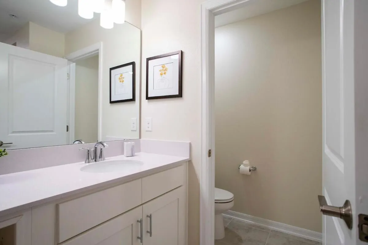 Luxurious 2 Bd Close To @ Storey 204p Nyaraló