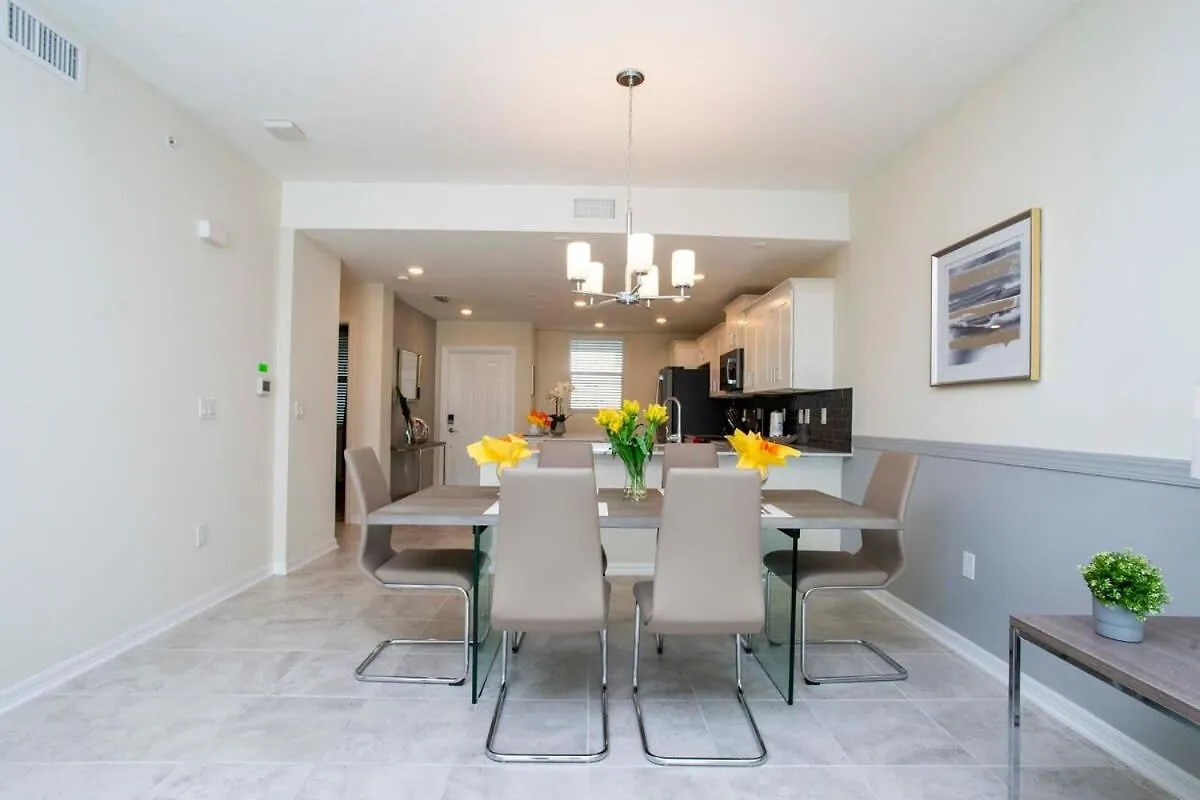 Luxurious 2 Bd Close To @ Storey 204p *