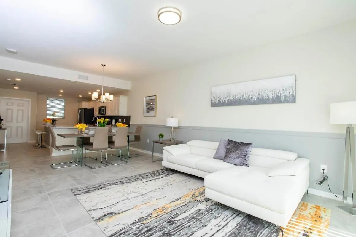 Luxurious 2 Bd Close To @ Storey 204p Nyaraló *