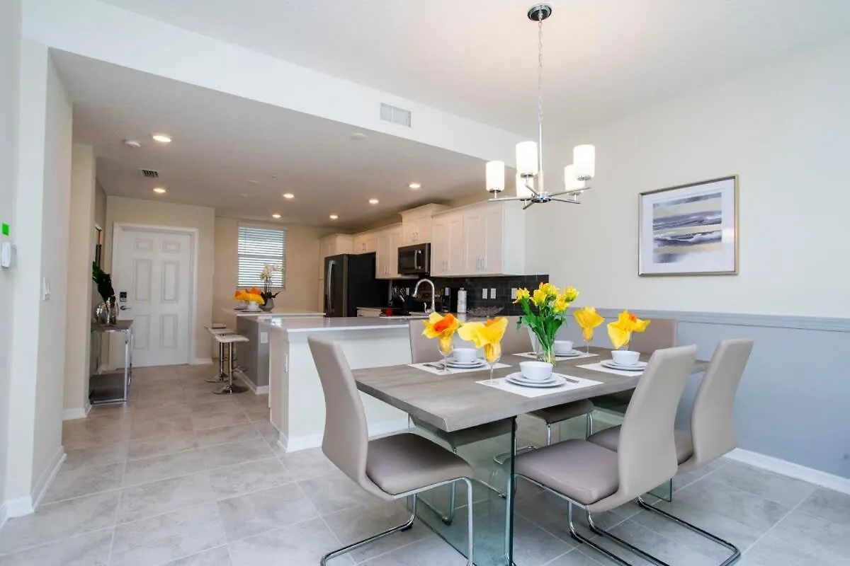 Luxurious 2 Bd Close To @ Storey 204p