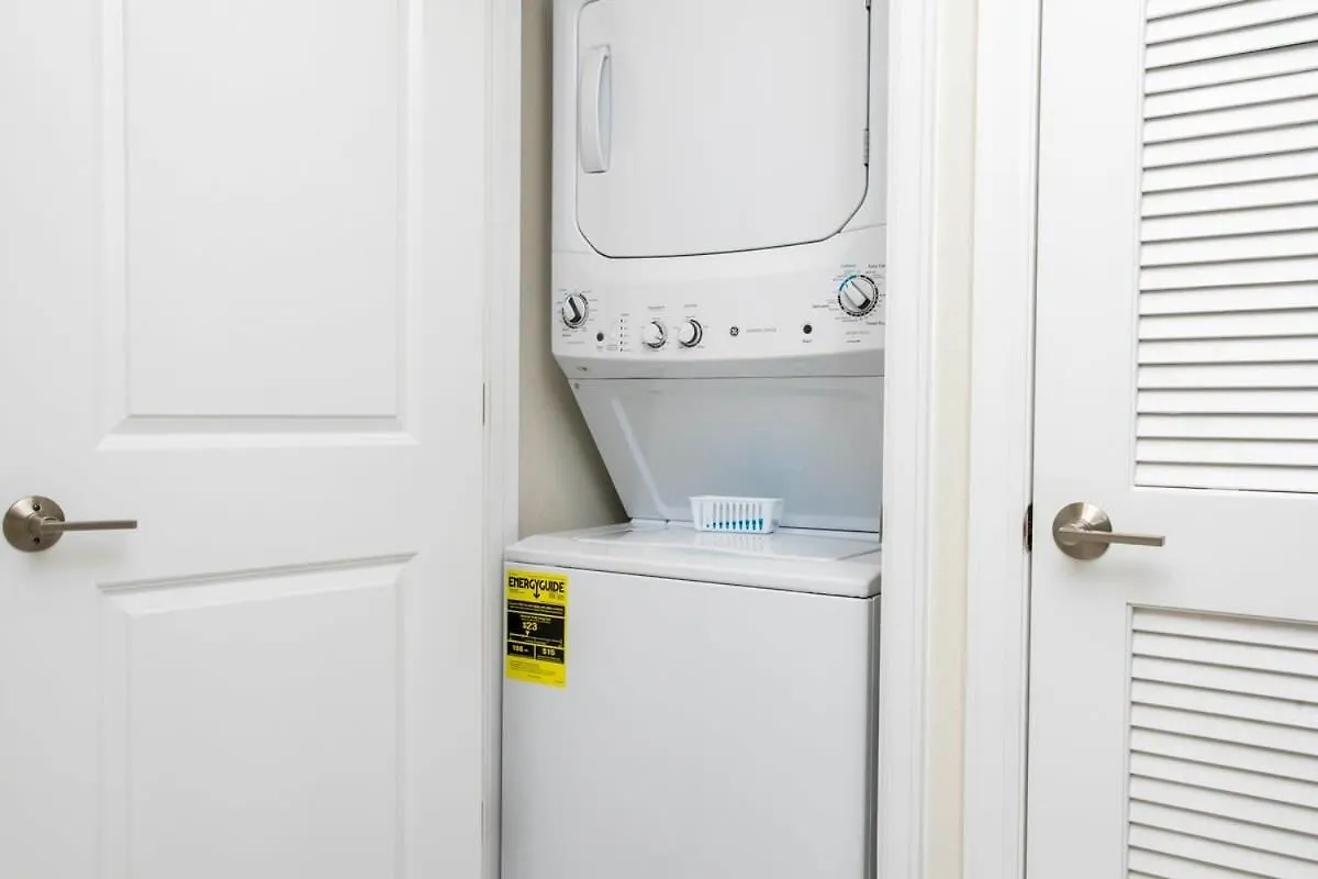 Luxurious 2 Bd Close To @ Storey 204p