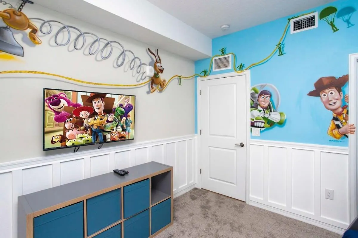 Luxurious 2 Bd Close To @ Storey 204p *