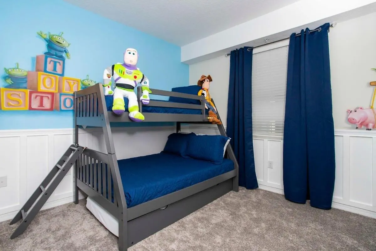 Luxurious 2 Bd Close To @ Storey 204p