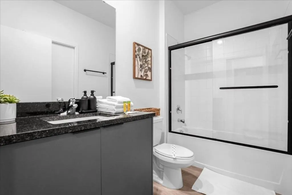 3 Bedrooms- 3 Bathrooms- The Hub 3248 Tt *