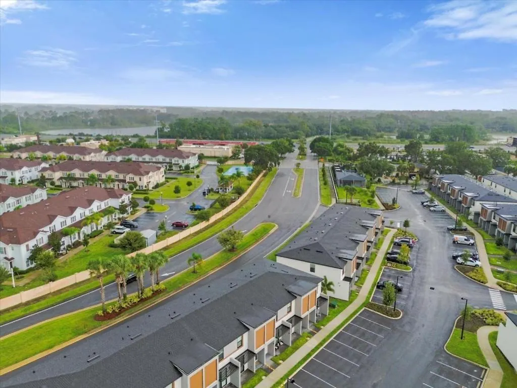 3 Bedrooms- 3 Bathrooms- The Hub 3248 Tt