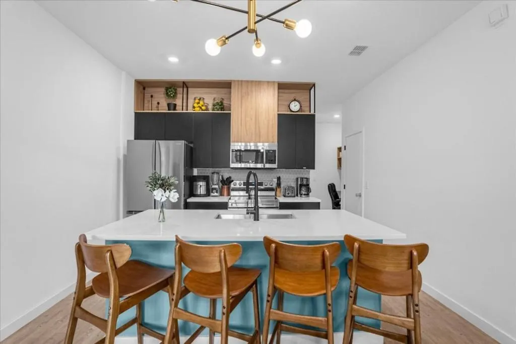 3 Bedrooms- 3 Bathrooms- The Hub 3248 Tt Kissimmee