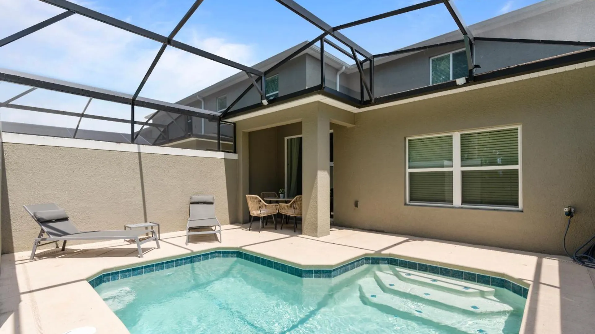 New At Storey Lake5 Bedrooms And 4 Bathrooms *