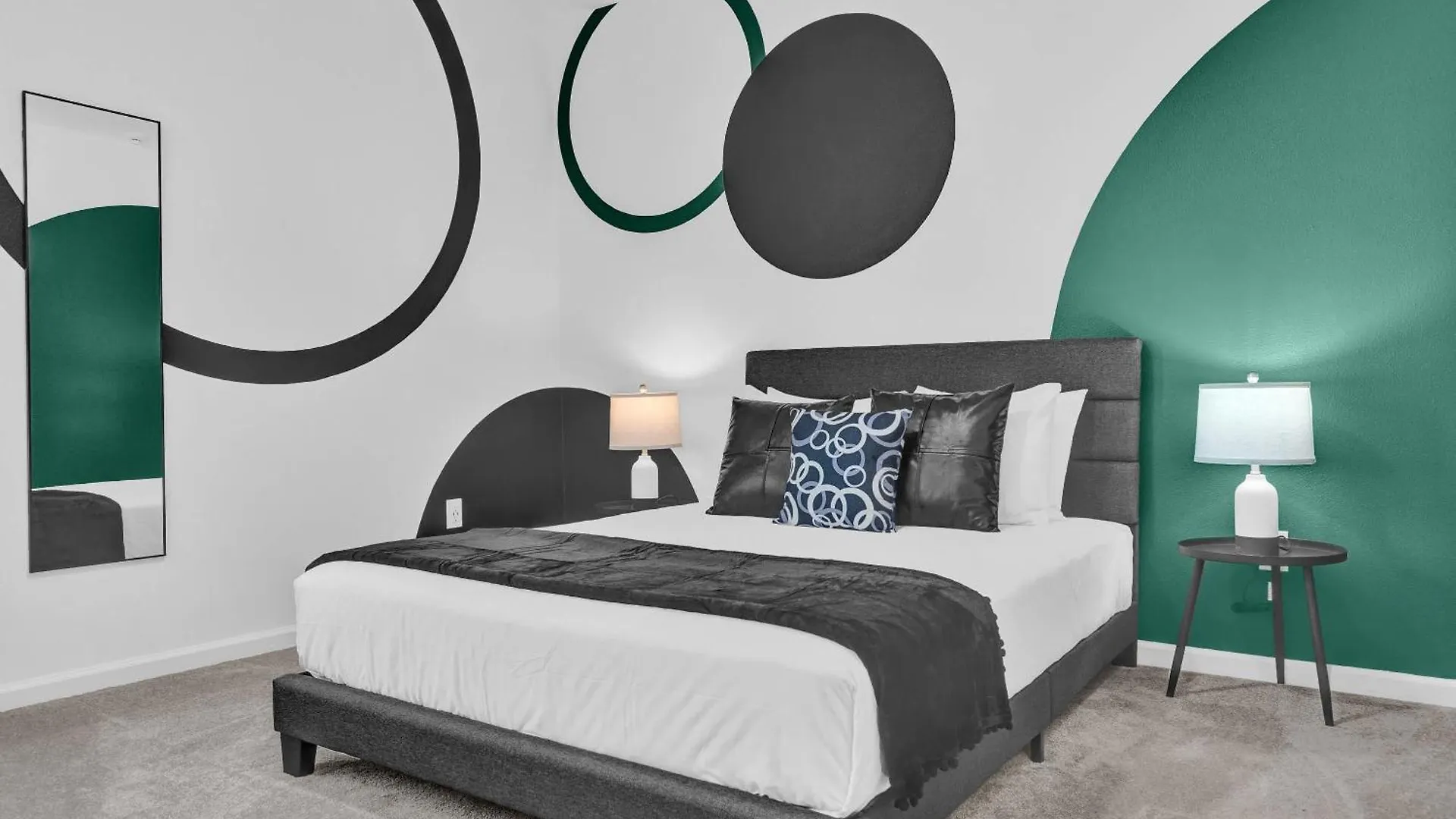 Luxury - The Extras - Sleeps 39