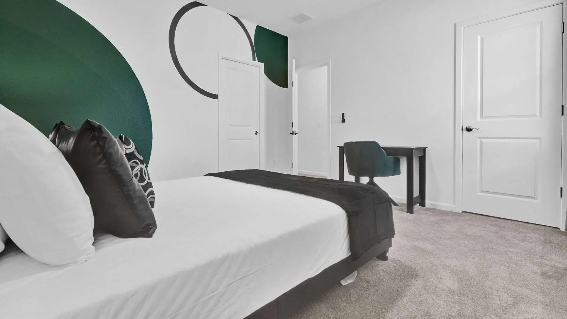 Luxury - The Extras - Sleeps 39 *