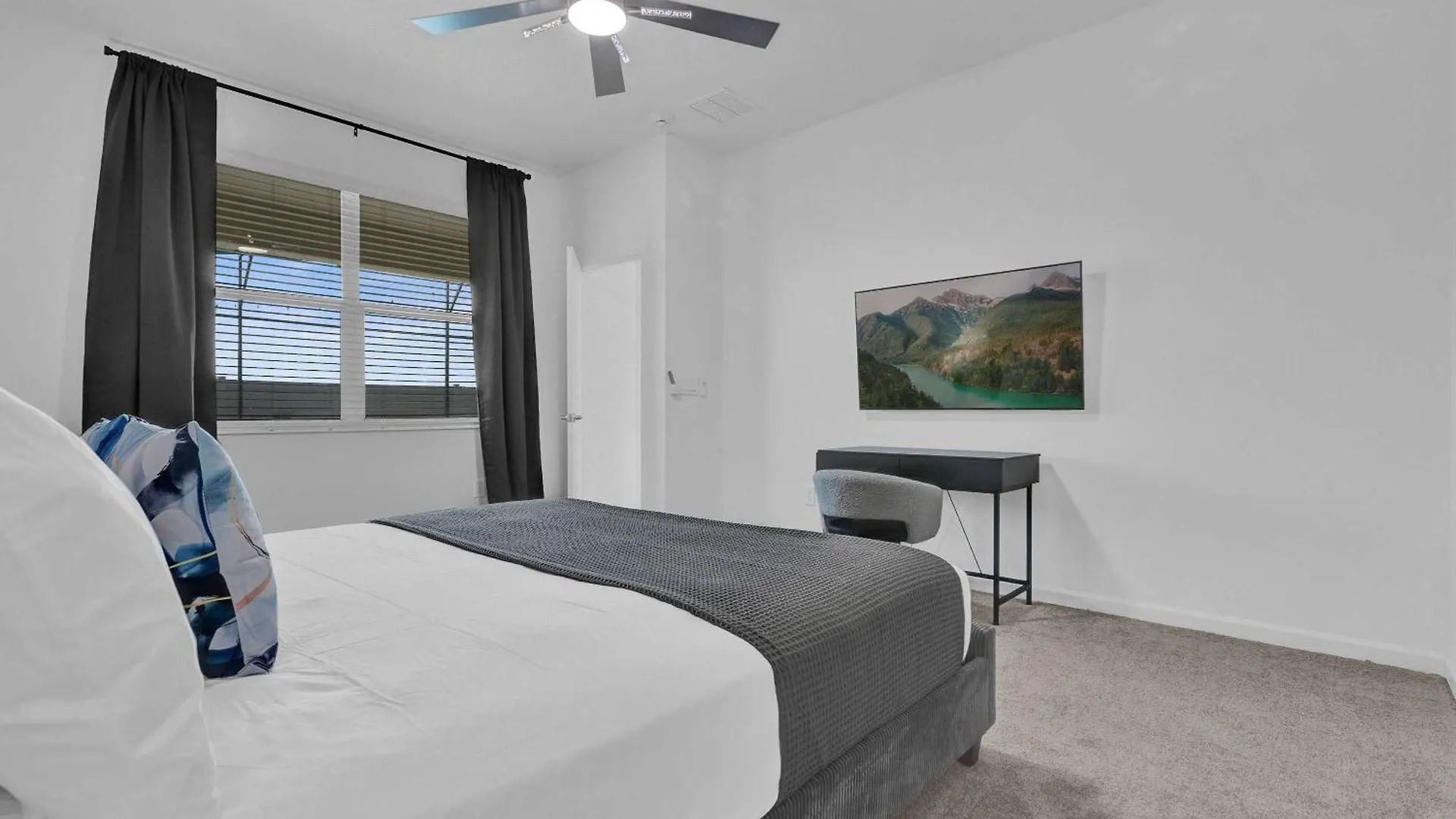 Luxury - The Extras - Sleeps 39