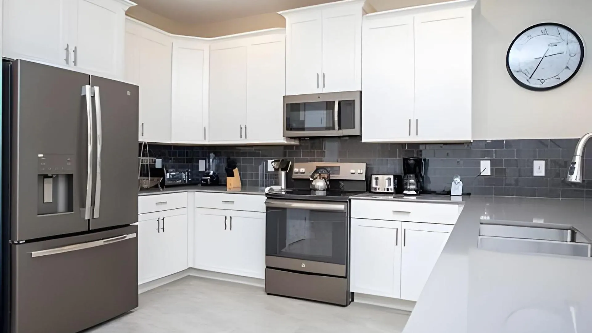 Apartament 9br/5ba Modern | Pool And