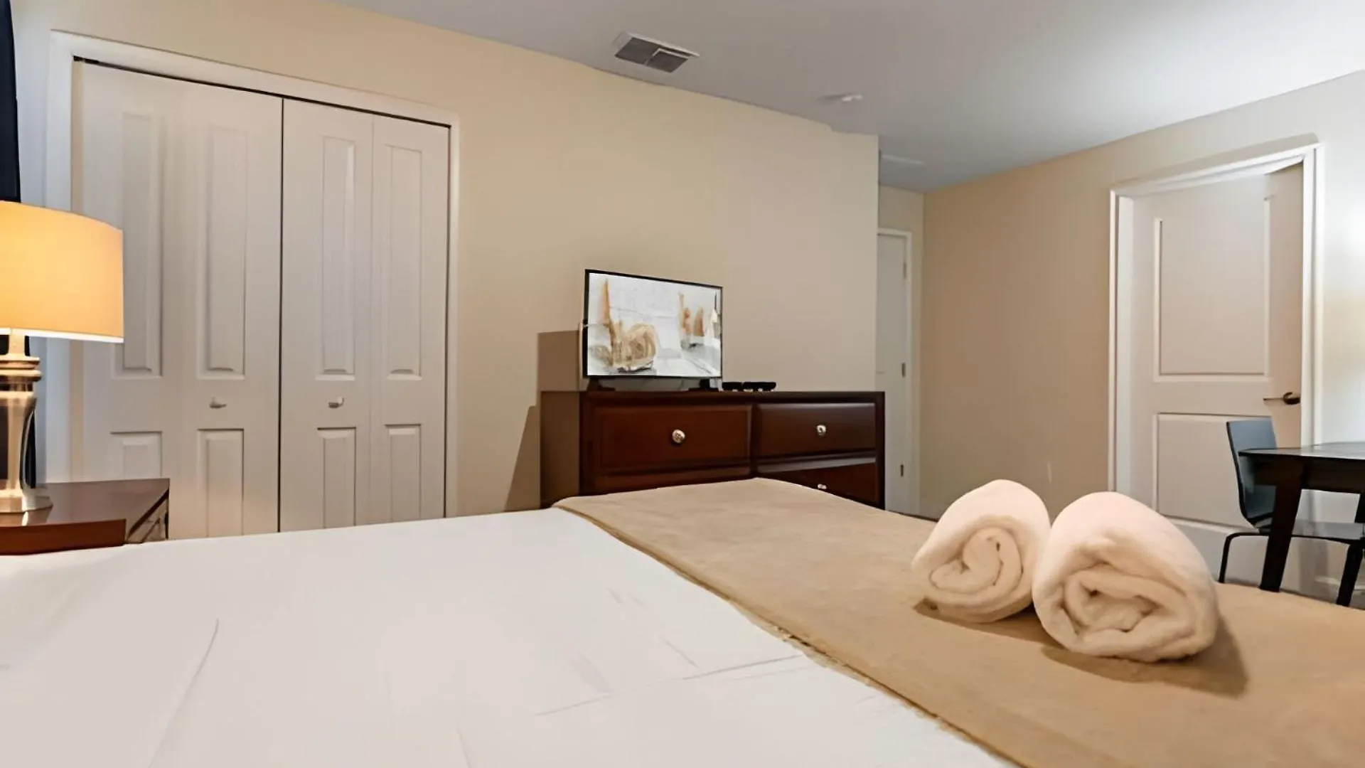 Spacious 5br W/ Private Pool, Near