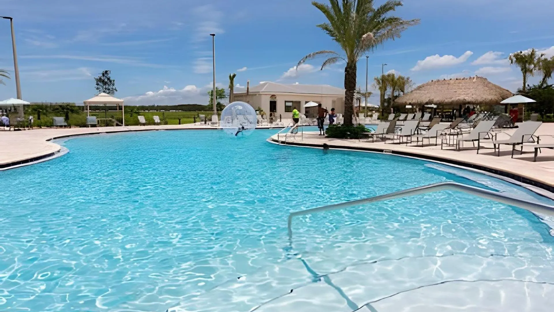 Spacious 5br W/ Private Pool, Near Holiday home *