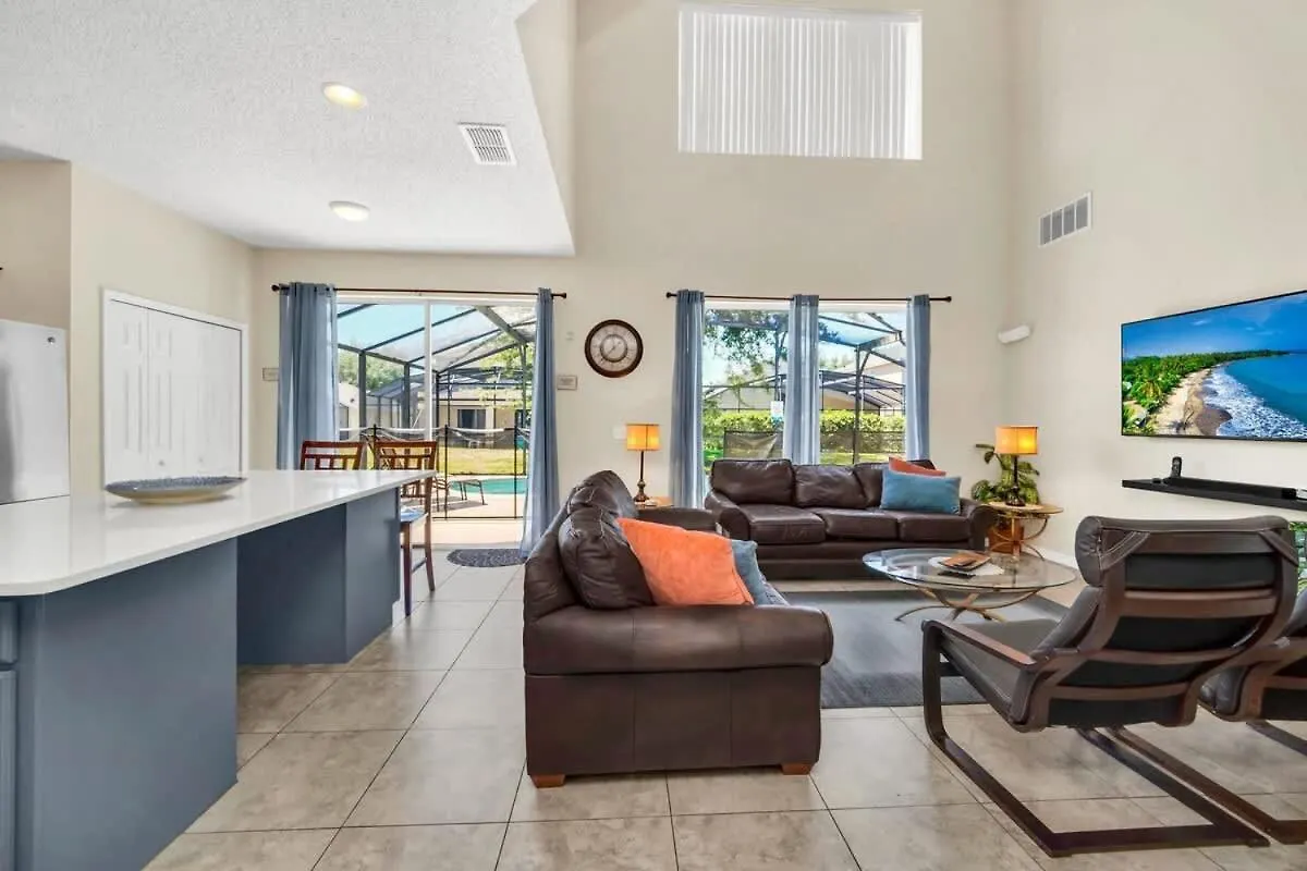 Remodeled 7 Bedroom Retreat Near World Сasa de vacaciones