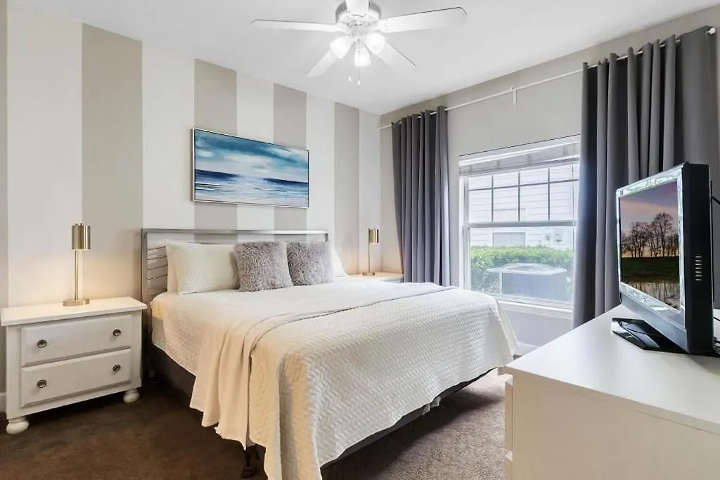 Luxurious 4bd/3ba Near W/ Clubhouse