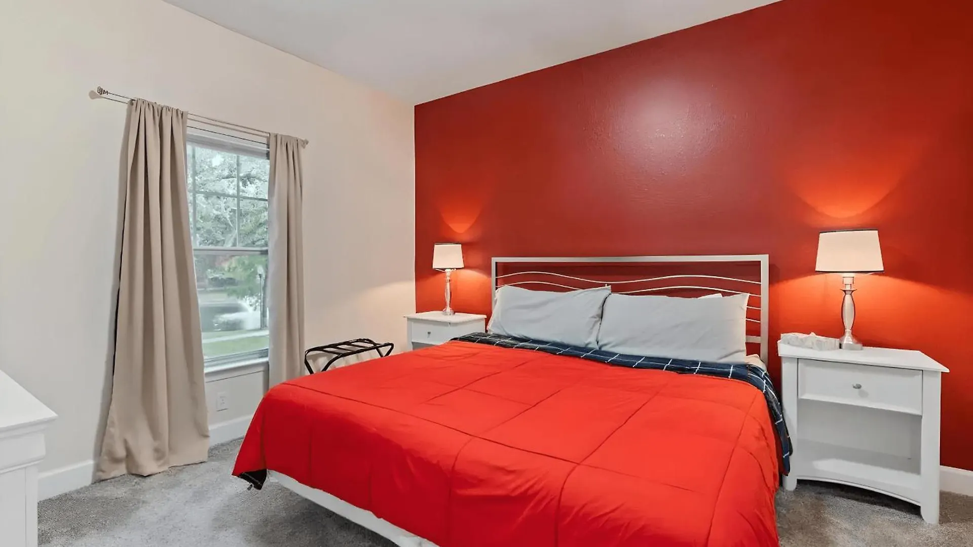 Charming 4-bedroom Near W/ Clubhouse *