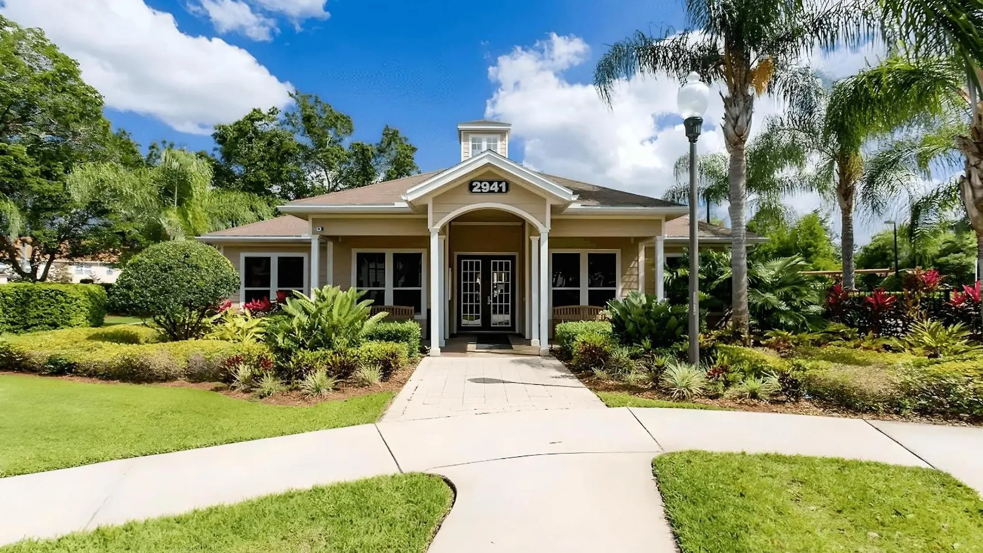Charming 4-bedroom Near W/ Clubhouse