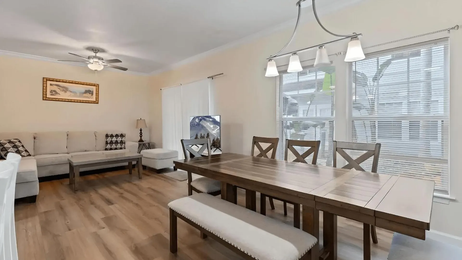 Charming 4-bedroom Near W/ Clubhouse *