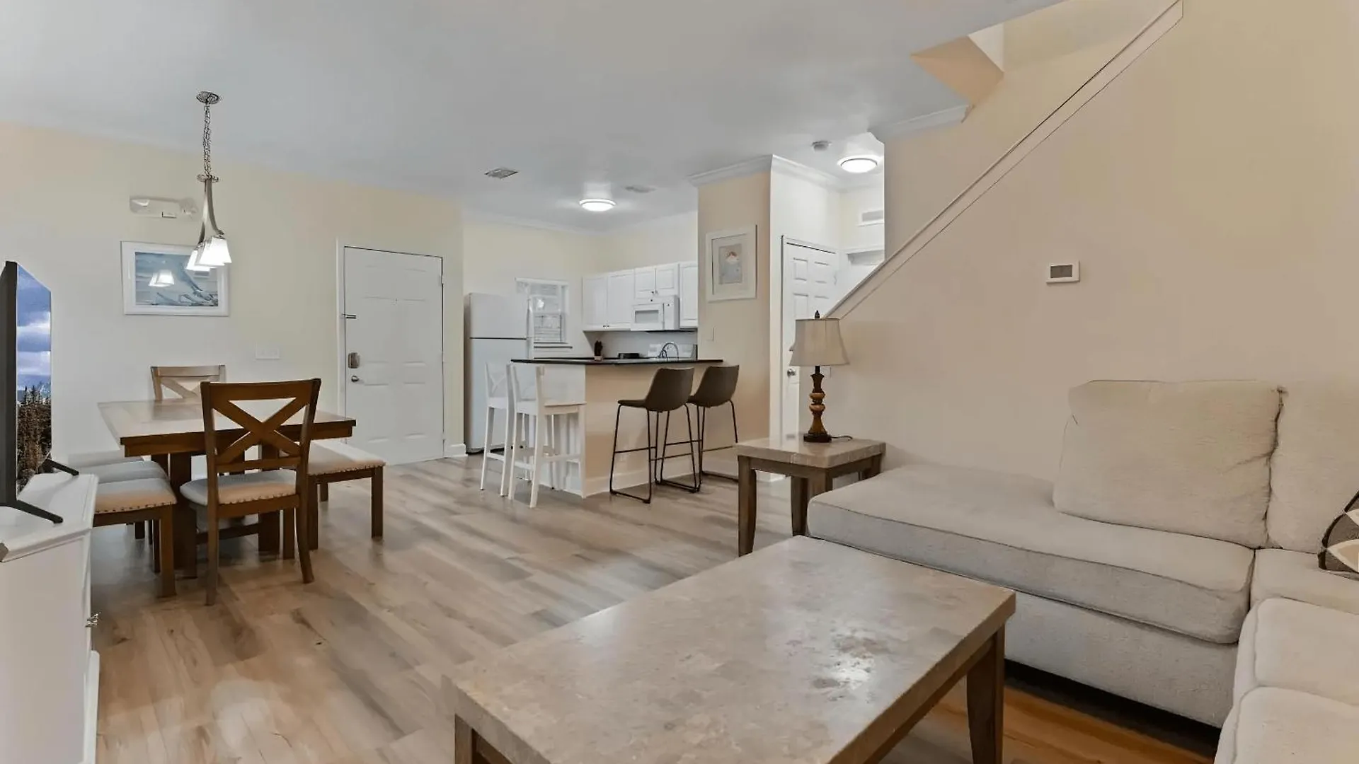 Charming 4-bedroom Near W/ Clubhouse *