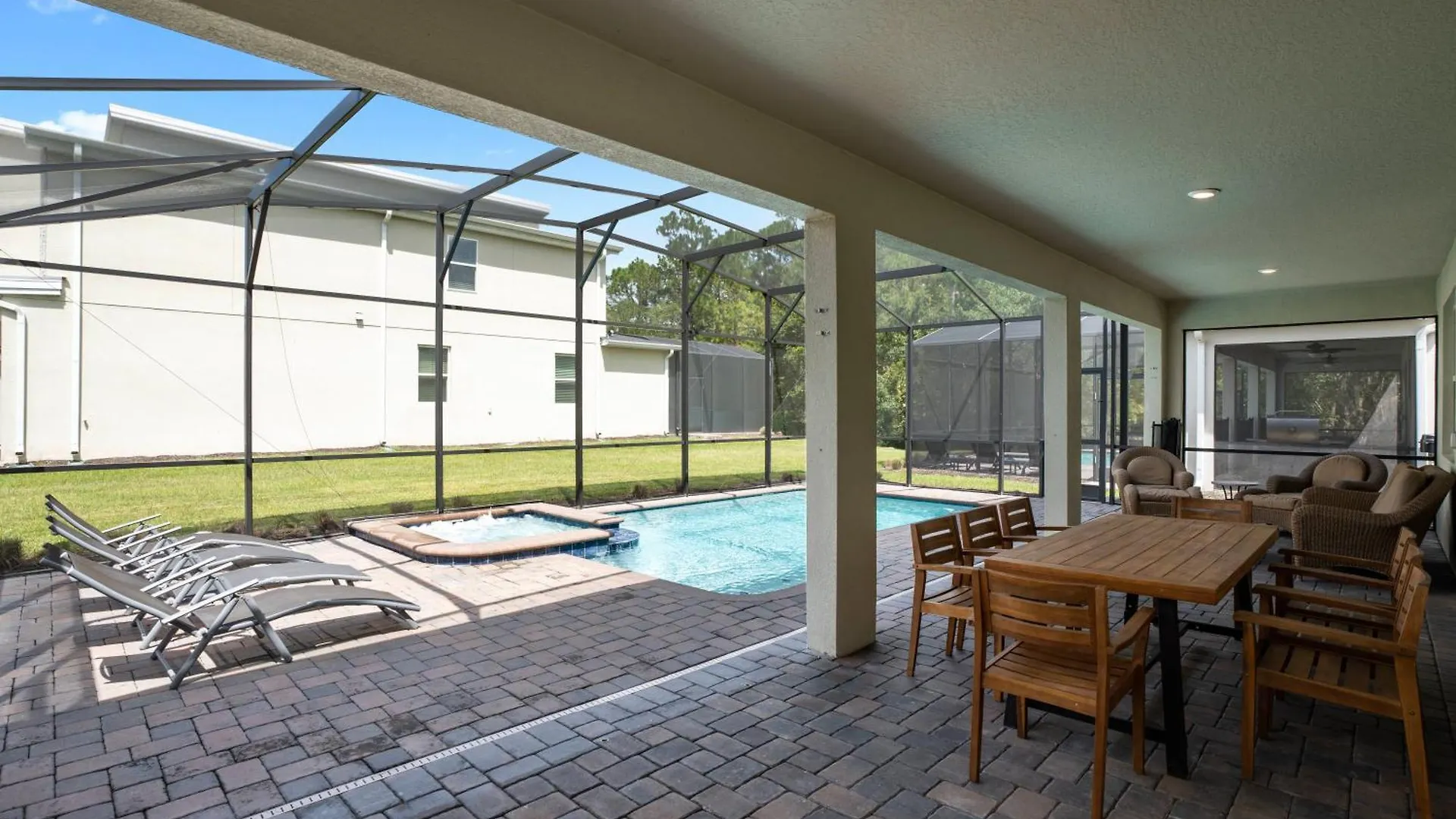 New 8 Bedrooms And 5 Bathrooms At Storey Nyaraló