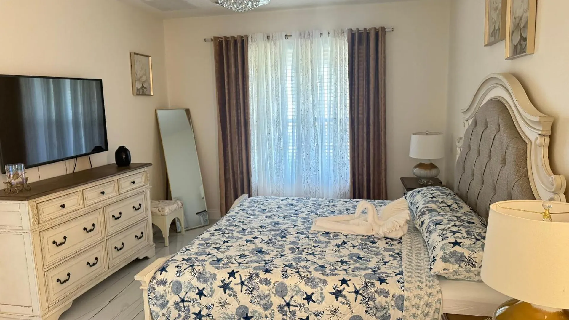 Bloomslake Villa *