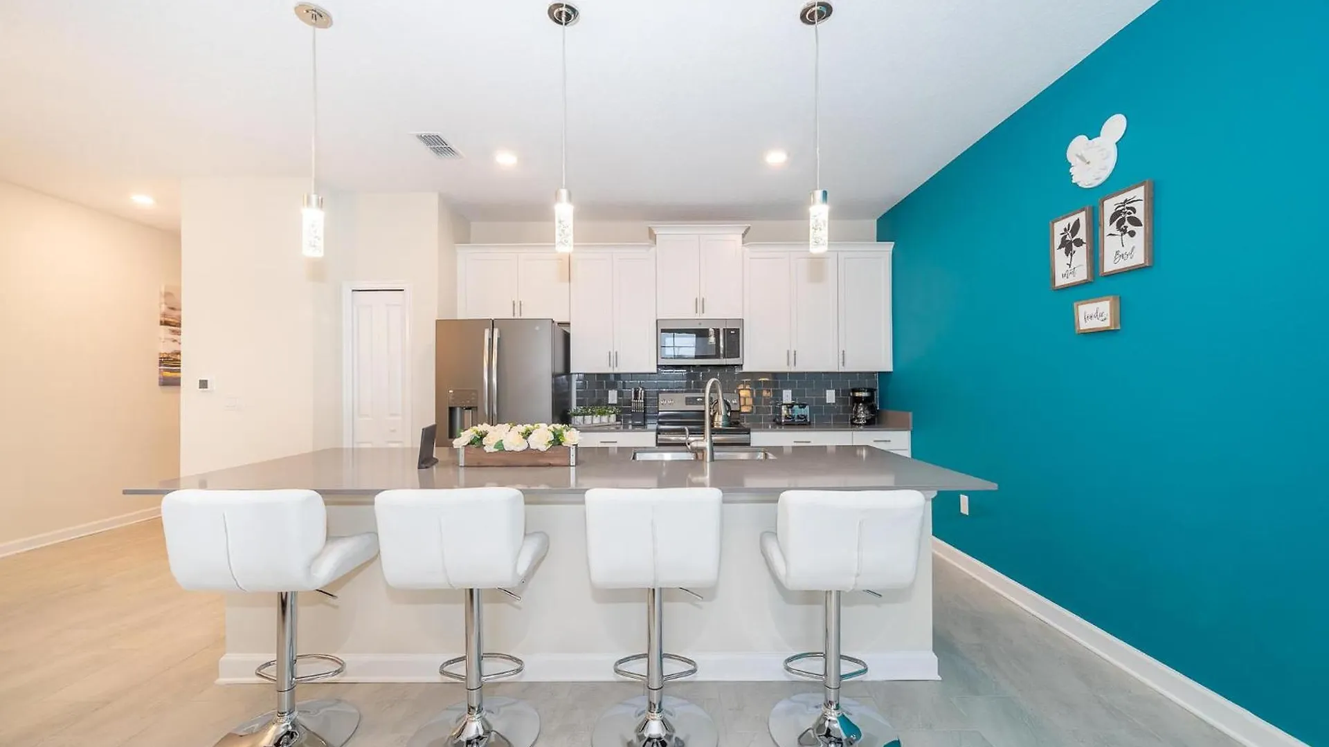 4830fa Townhouse 4 Bedrooms & 3 Bathrooms + Pool *