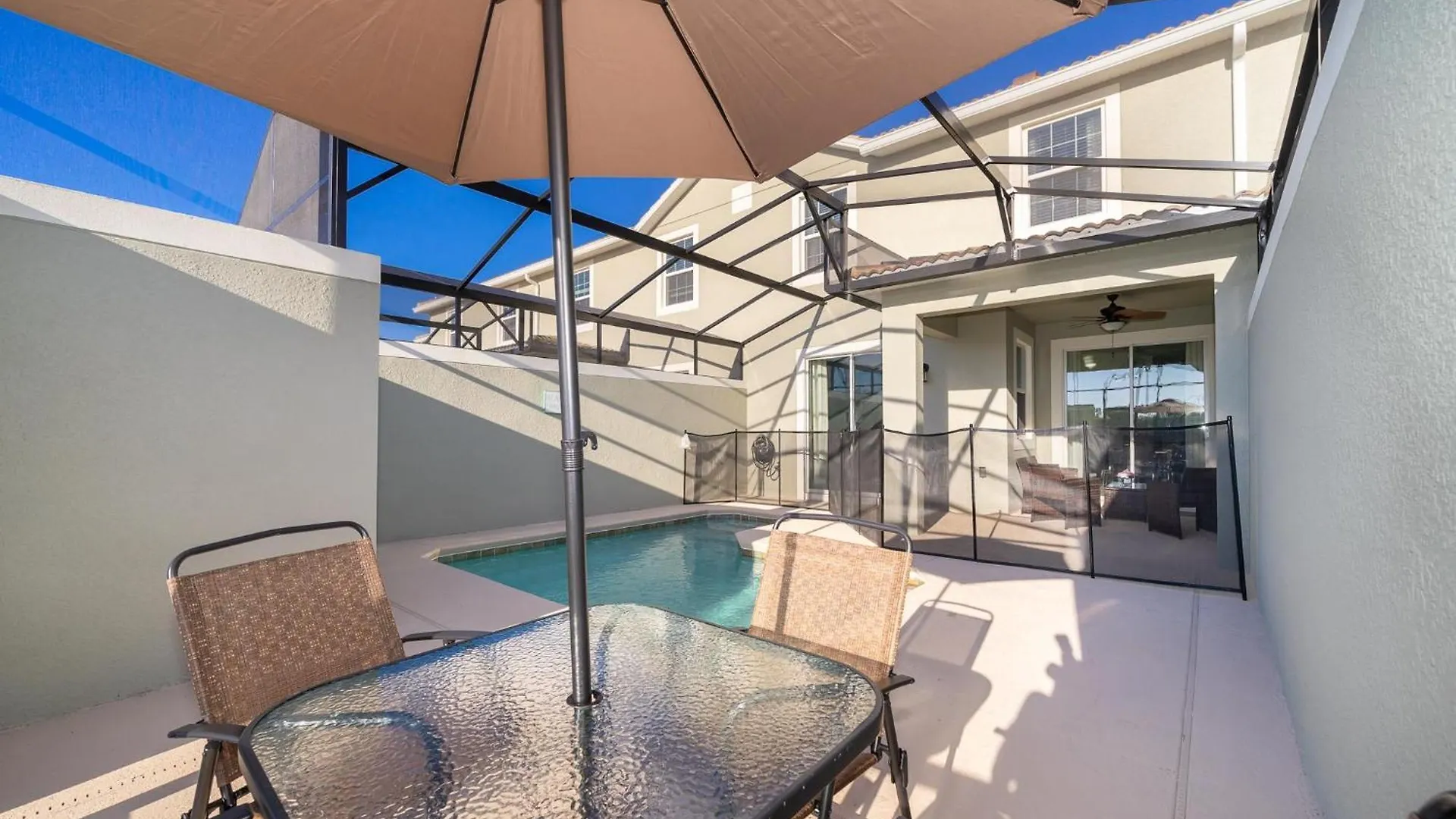 4832bn Townhouse 4 Bedrooms & 3 Bathrooms + Pool *