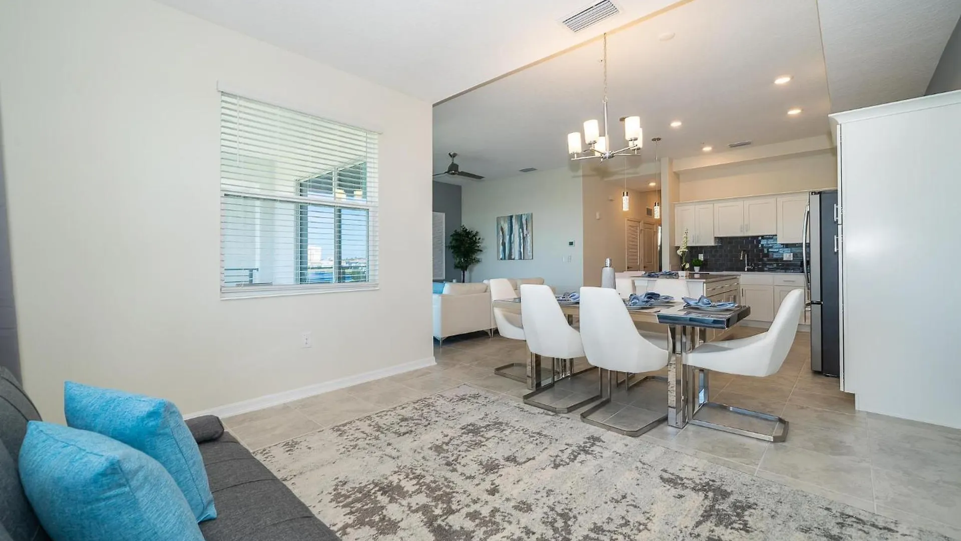 Apartment 3141-405il Storey Lake, 2/2 View
