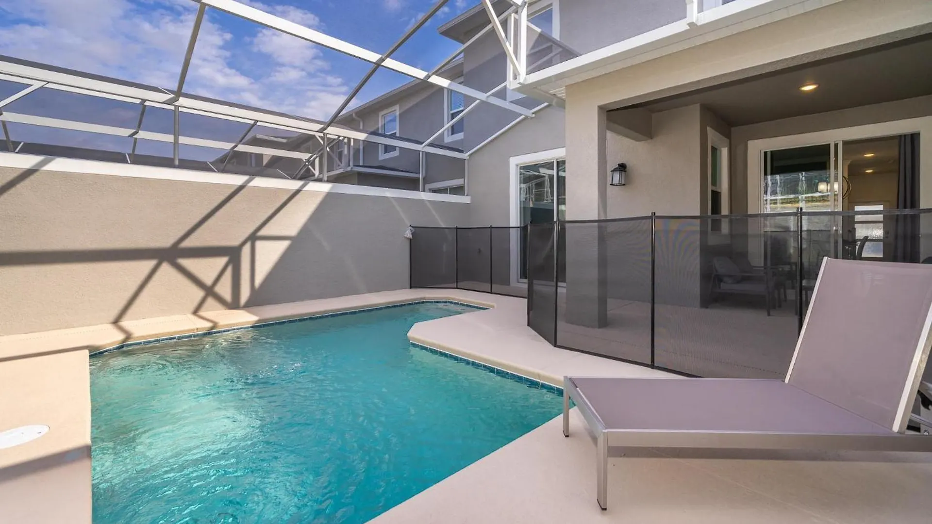 1164ba Townhouse 4 Bedrooms & 3 Bathrooms + Pool *