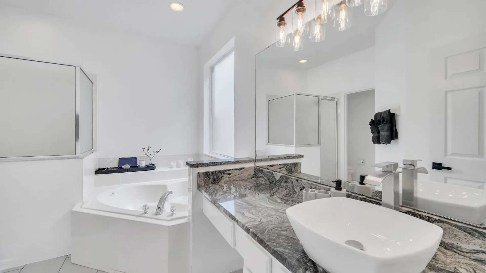 Villa Galactic 7-bedroom 3 Miles To Star Wars Galaxy Edge