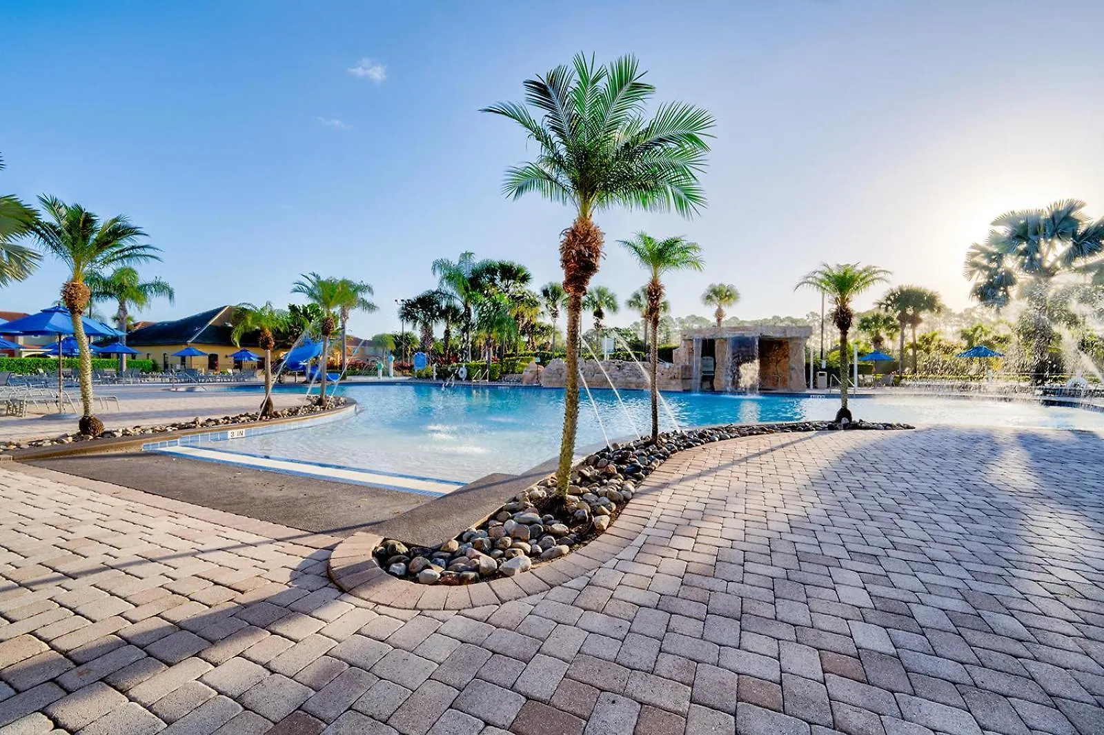 Villa 6-bedroom With 2 En-suites & Private Pool *