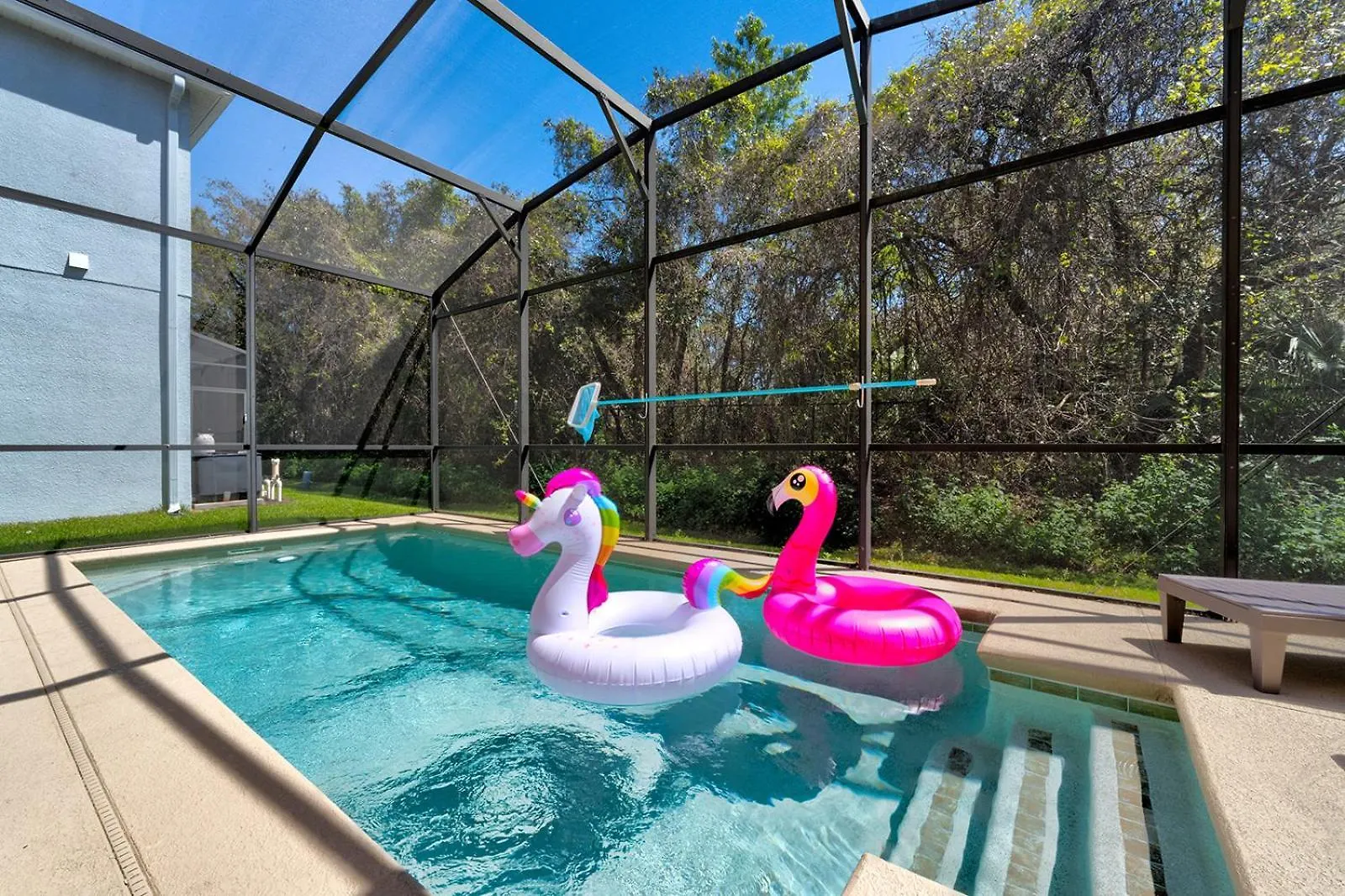 6-bedroom With 2 En-suites & Private Pool *
