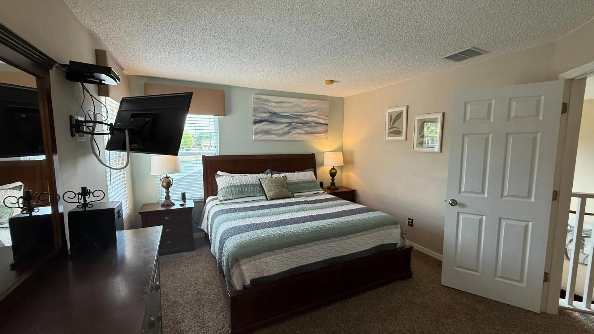 Seasons 6 Bedrooms, 4 Masters And Water View * Kissimmee