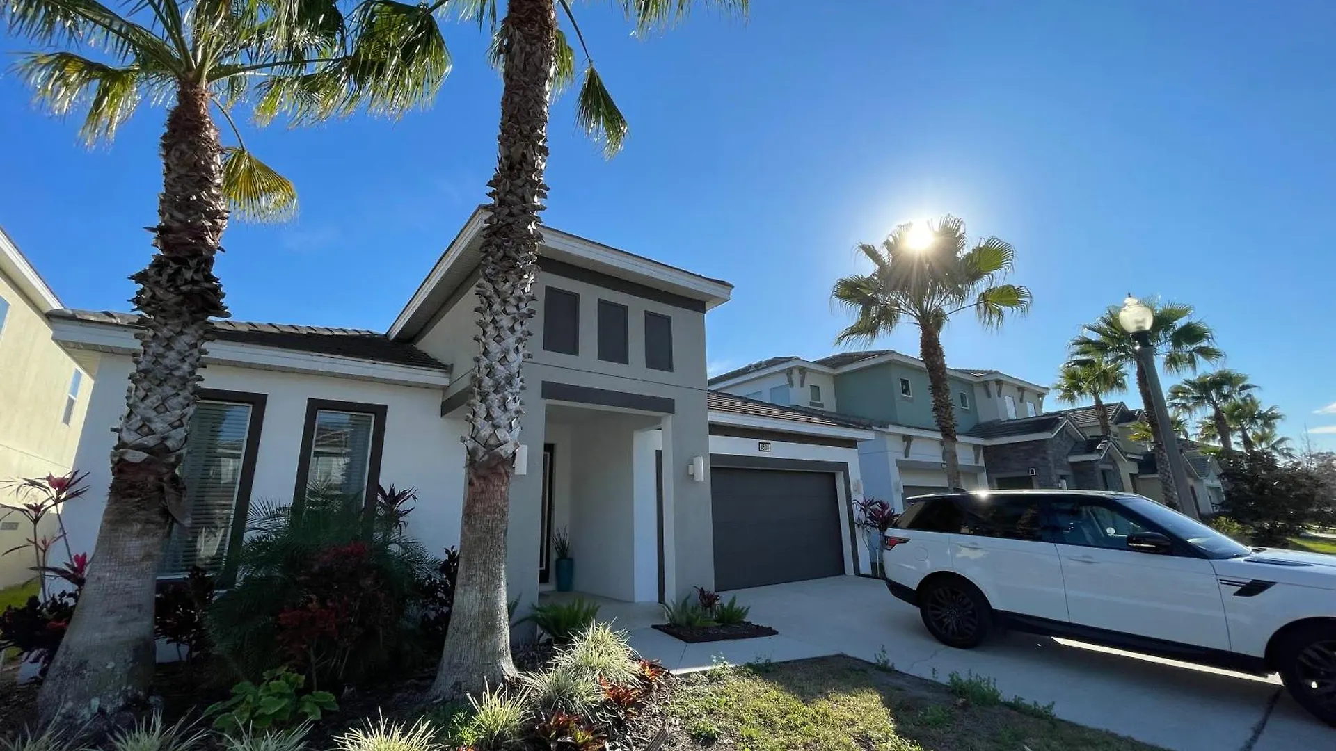 #372-welcome To Lightwater Villa, Your Modern Vacation Home! South-facing Pool & Overlooking Villa Kissimmee