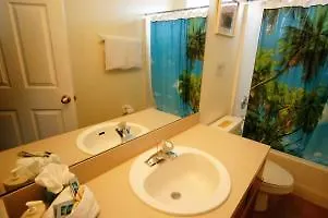 Otel 4611 5-bedroom Pool Home, Berkley 3*