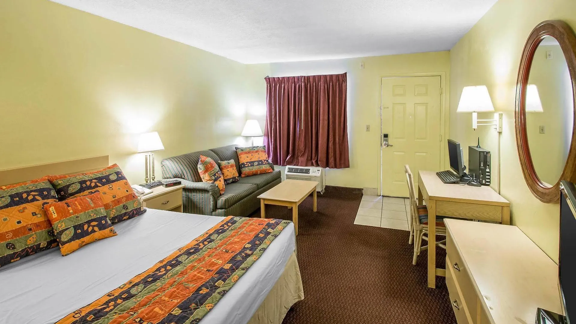 Hotel Econo & Maingate Central 2*