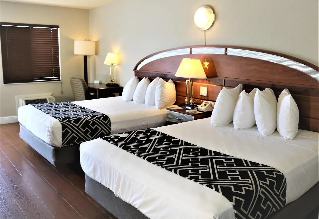 Monte Carlo Inn- Near 基西米