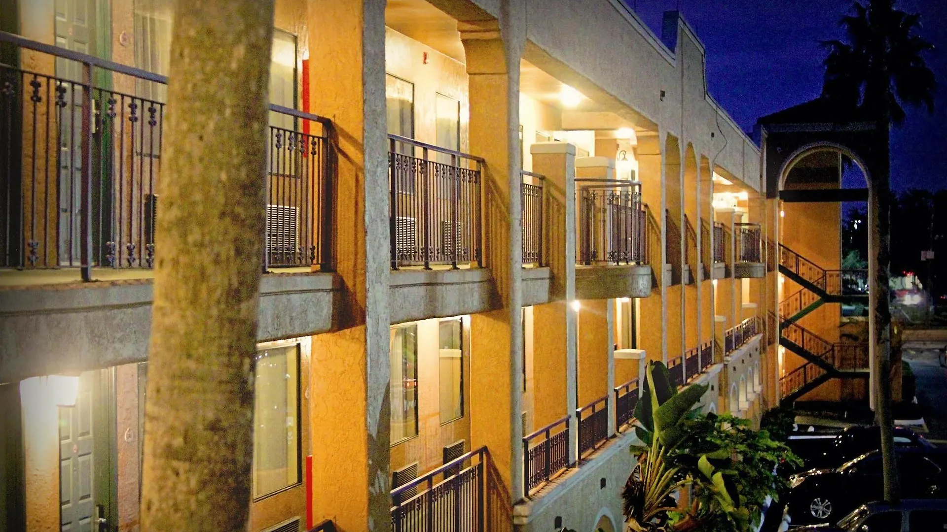 Ramada By Wyndham Downtown 3*